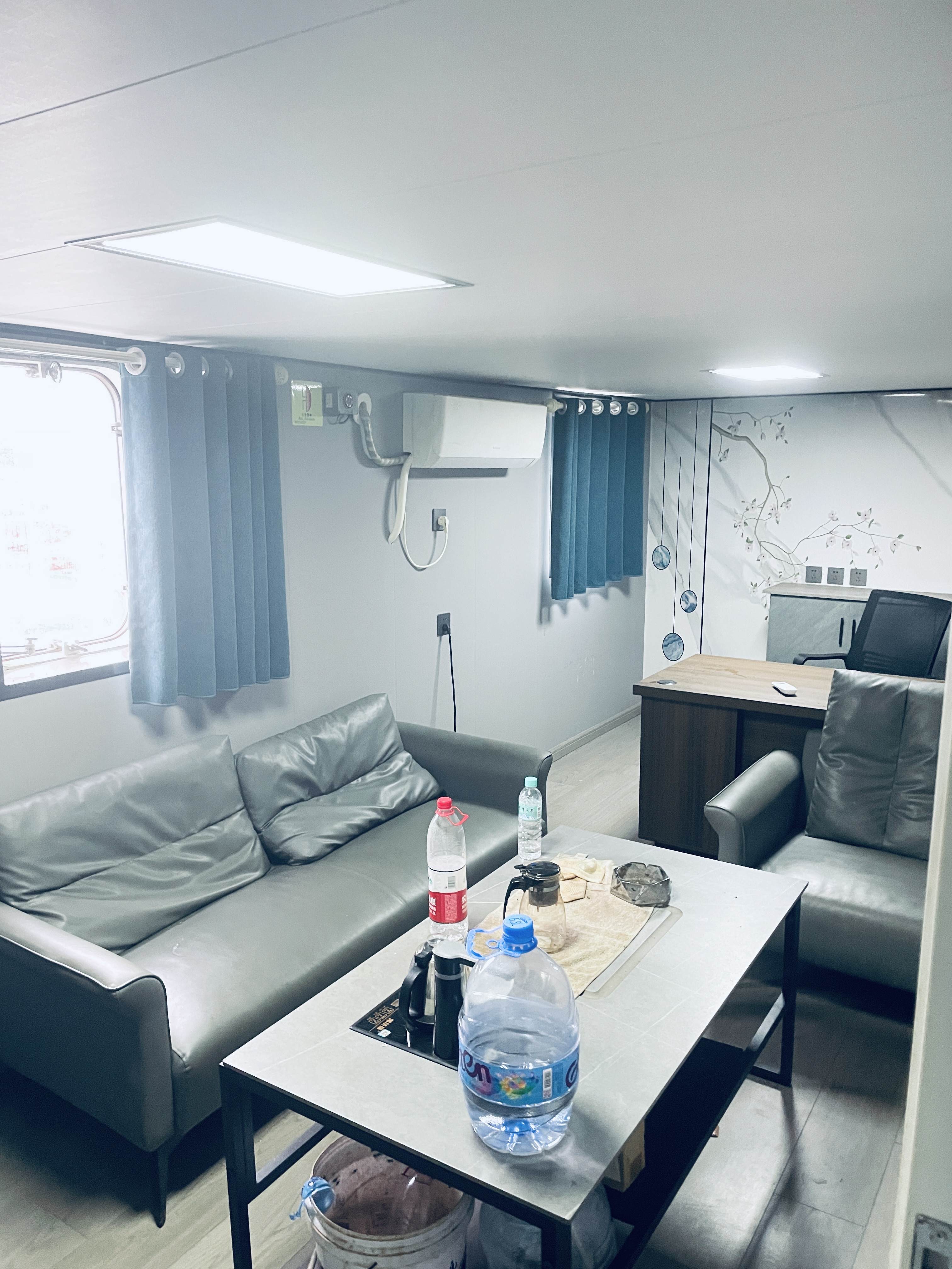 出售12人风电运维船