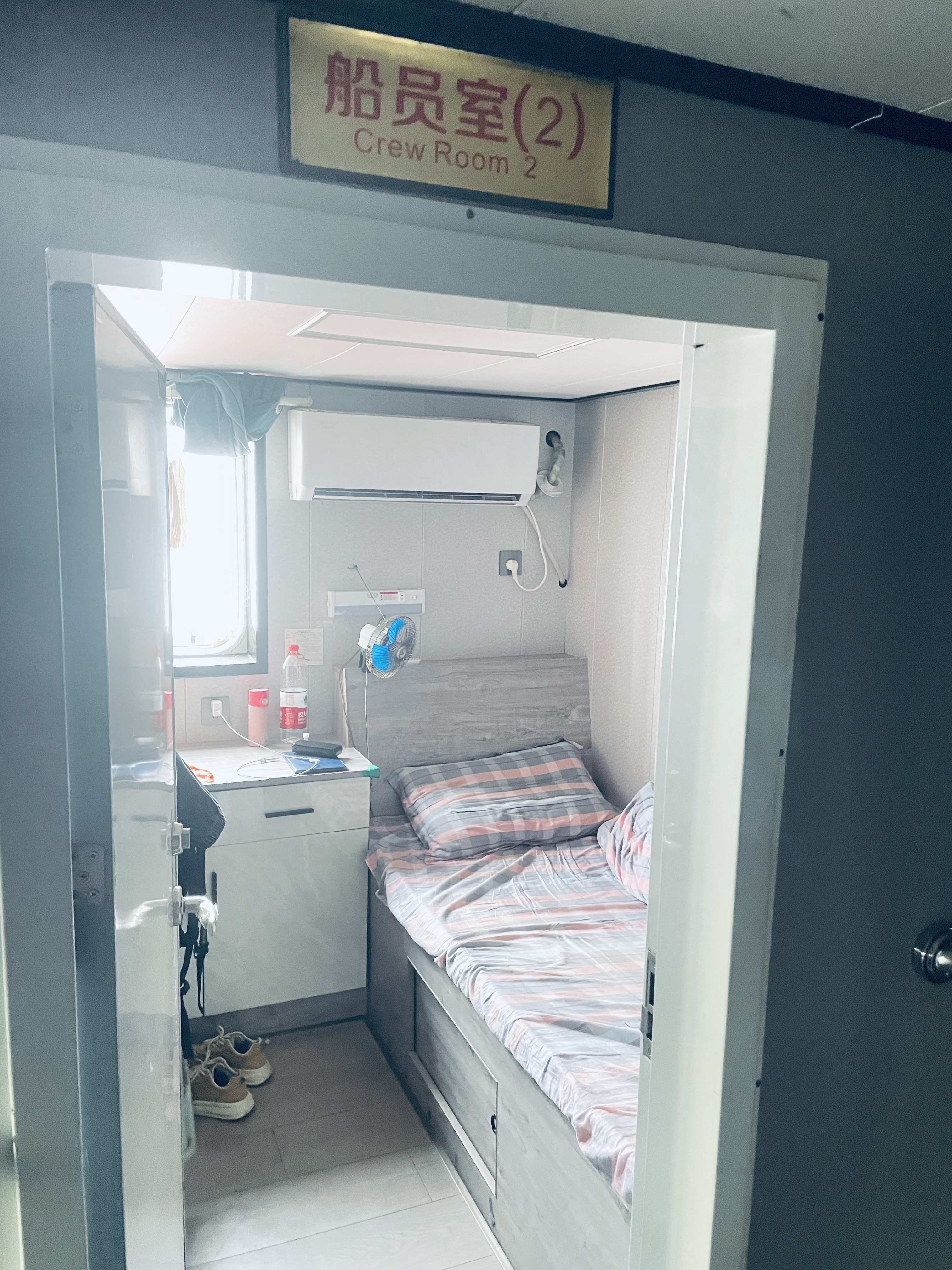 出售12人风电运维船