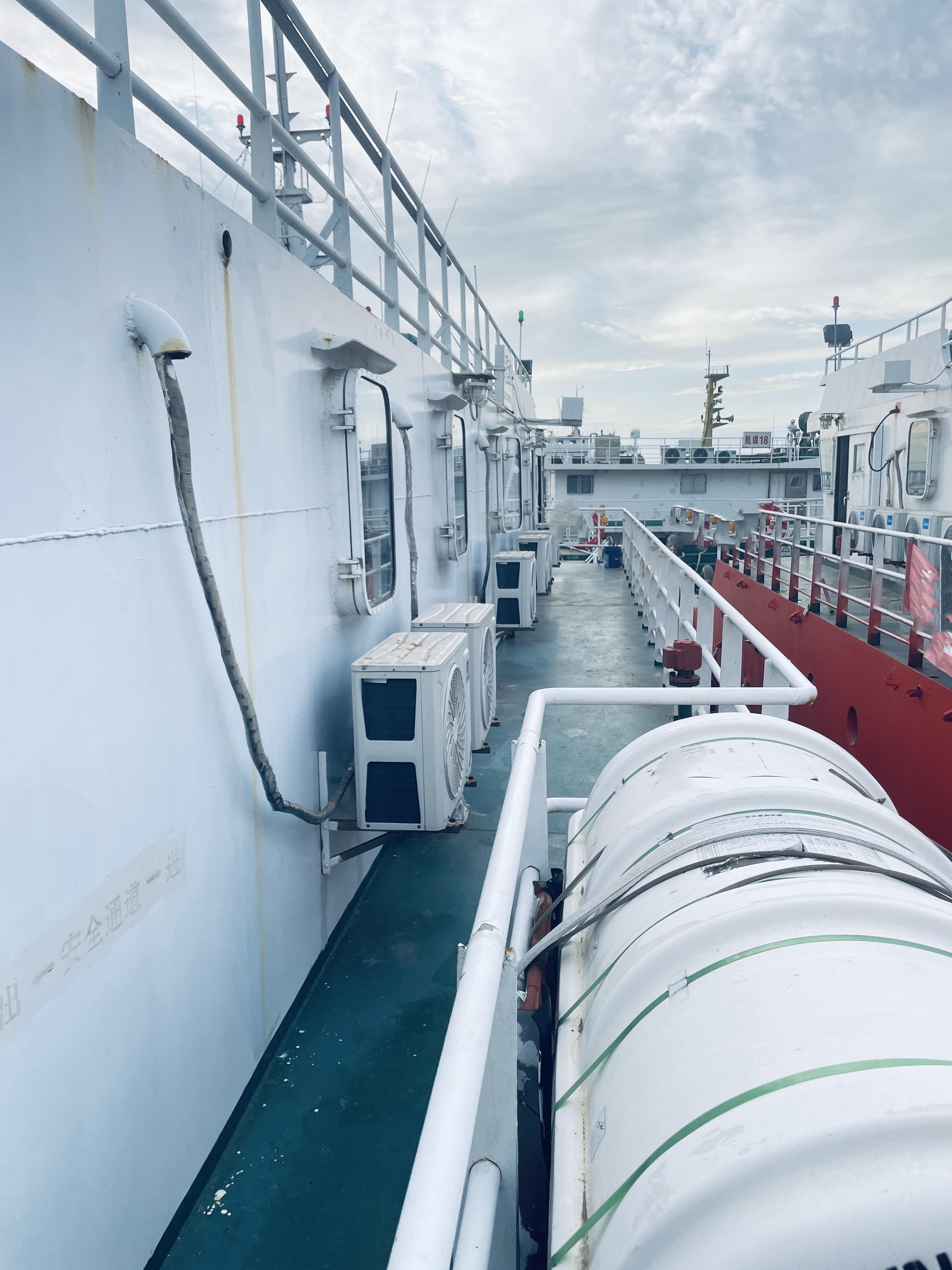 出售12人风电运维船