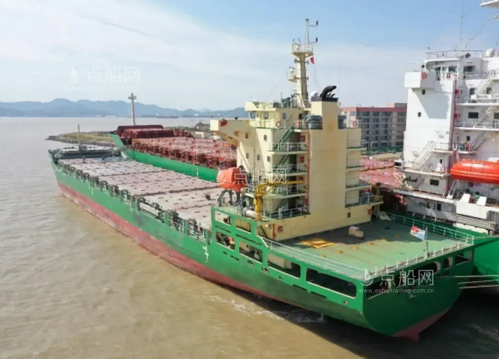 出售900箱集装箱船