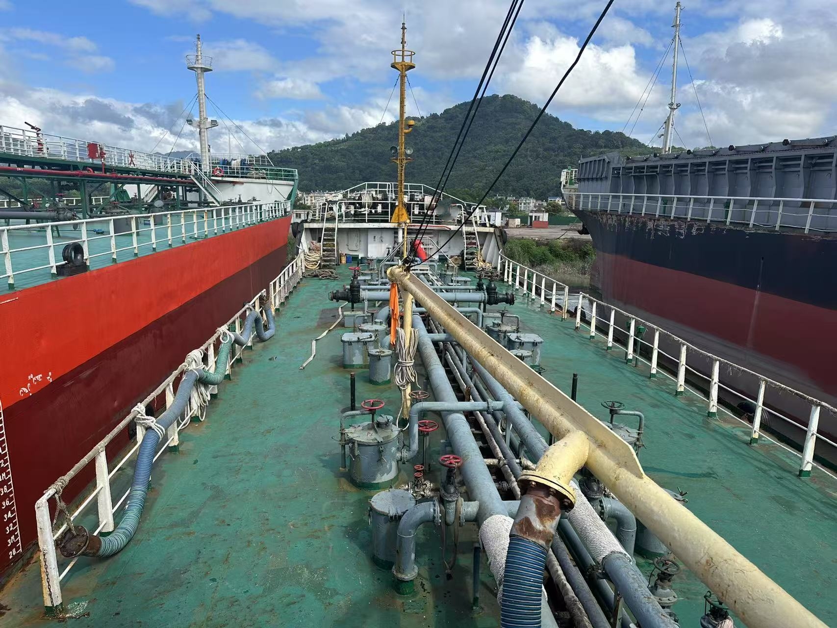 出售833吨成品油船