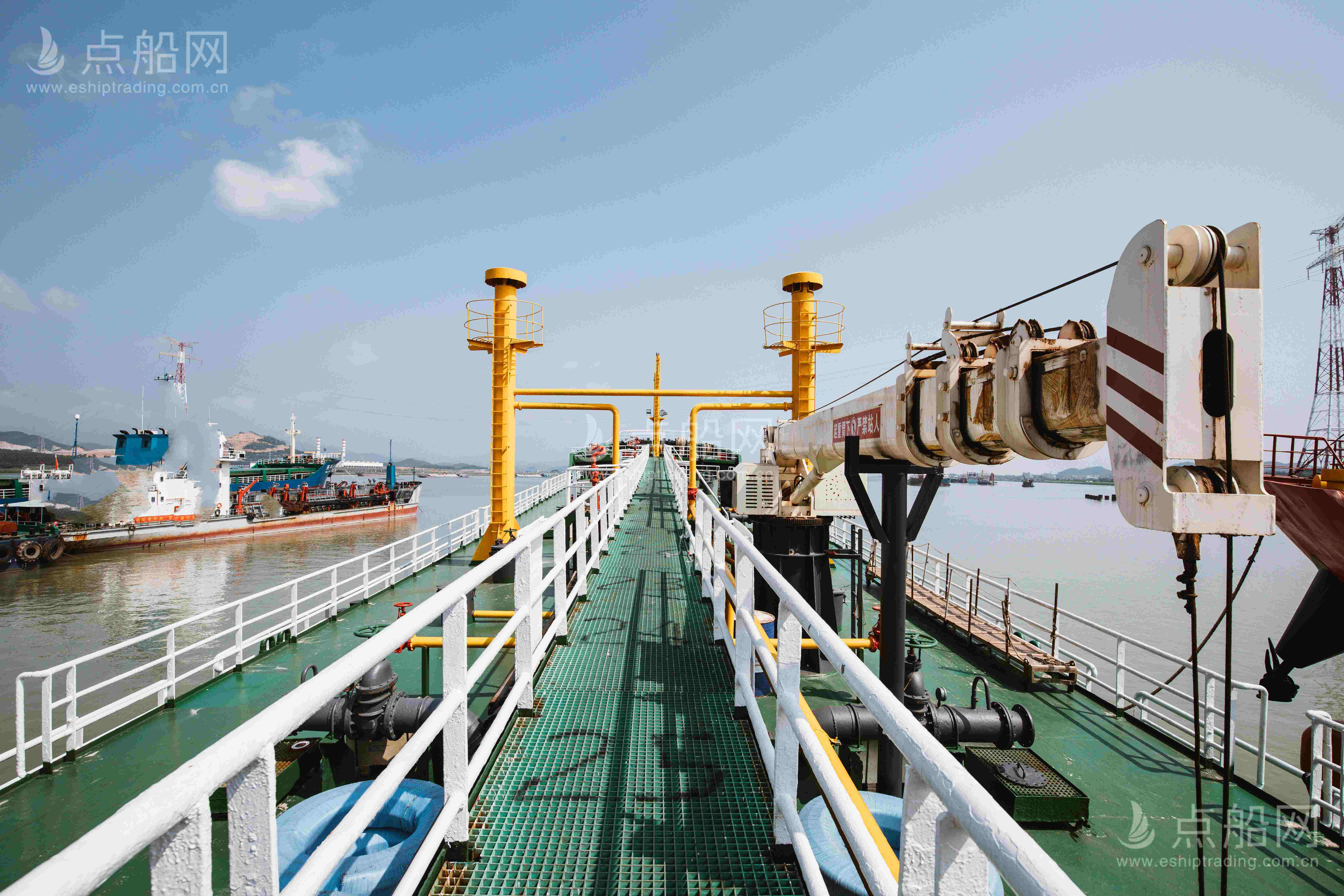 出售4600吨成品油船