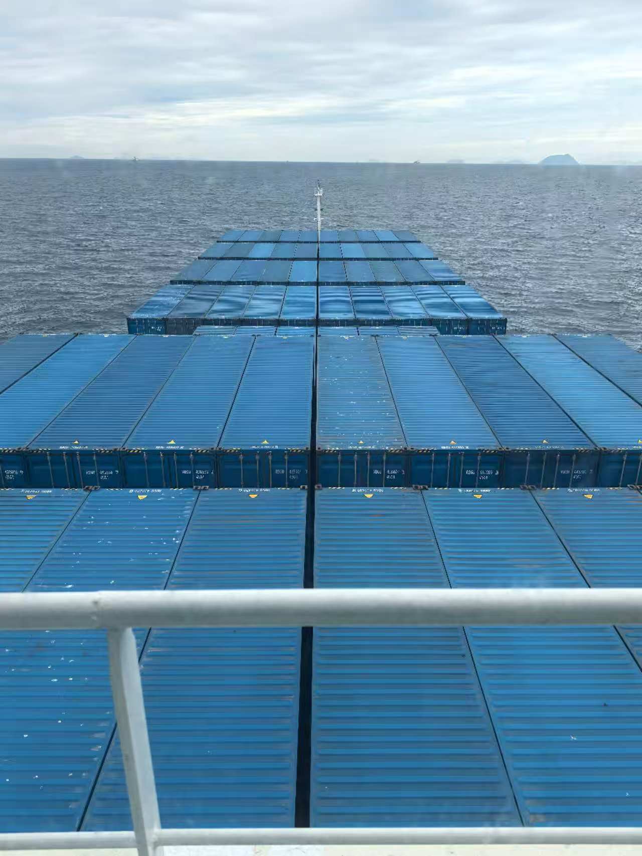 出售1364箱集装箱船