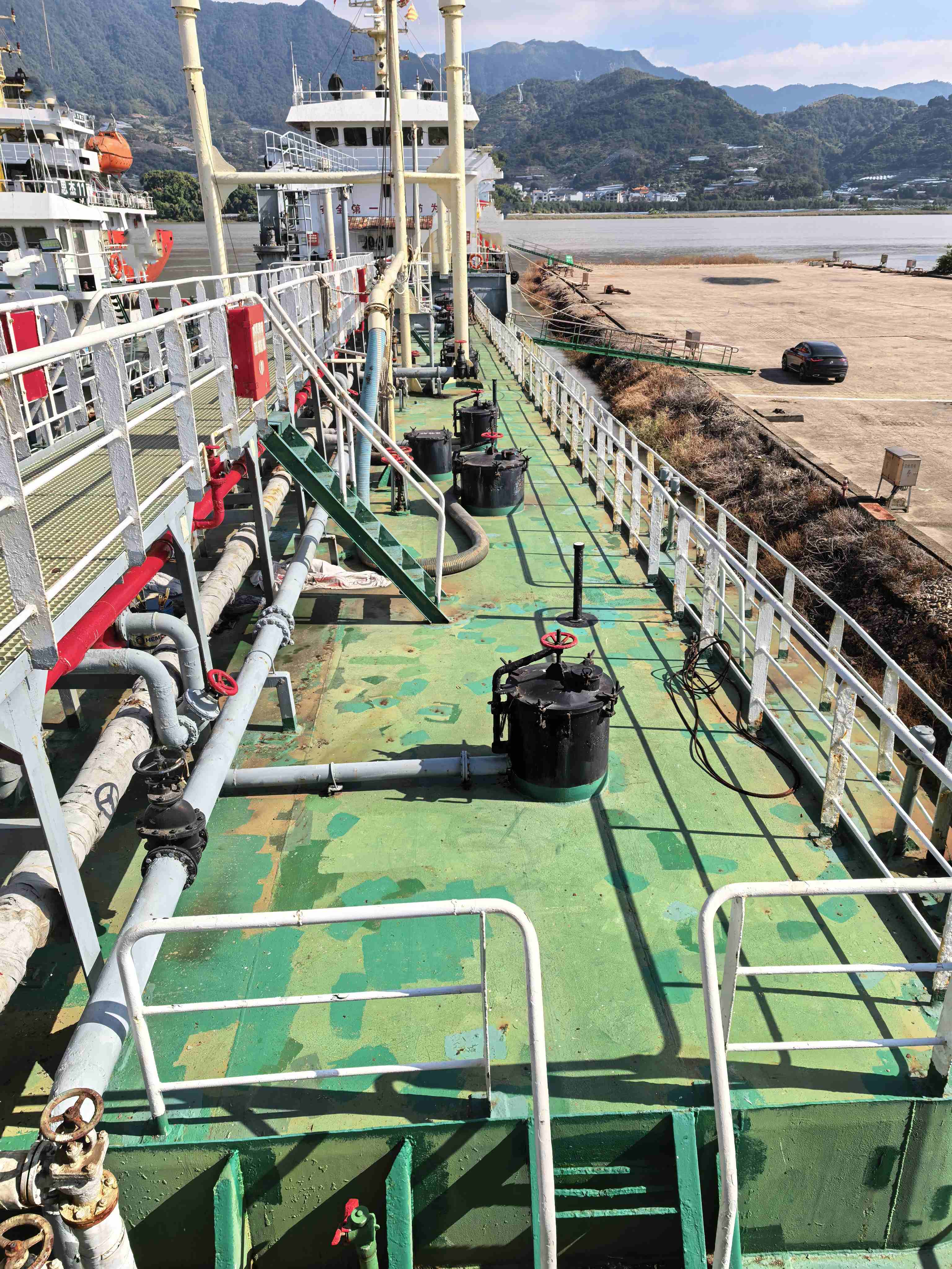 出售2329吨成品油船