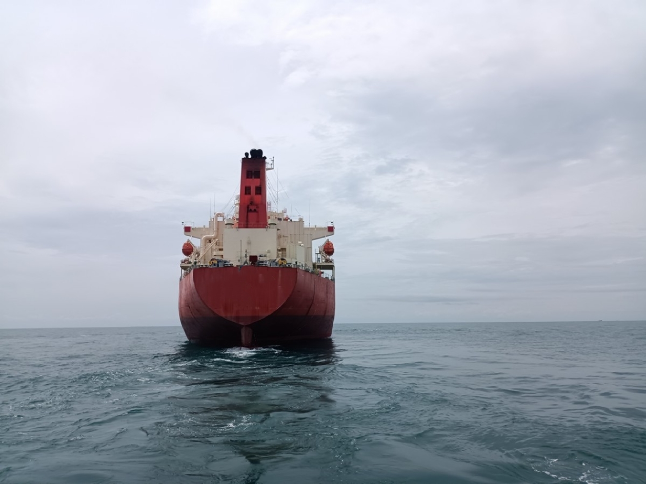 出售48400吨成品油船