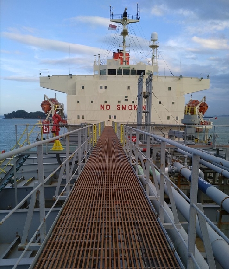 出售48400吨成品油船