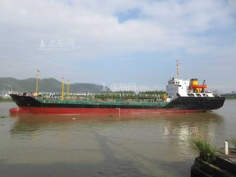 出售2200吨成品油船