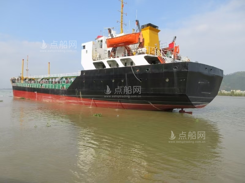 出售2200吨成品油船