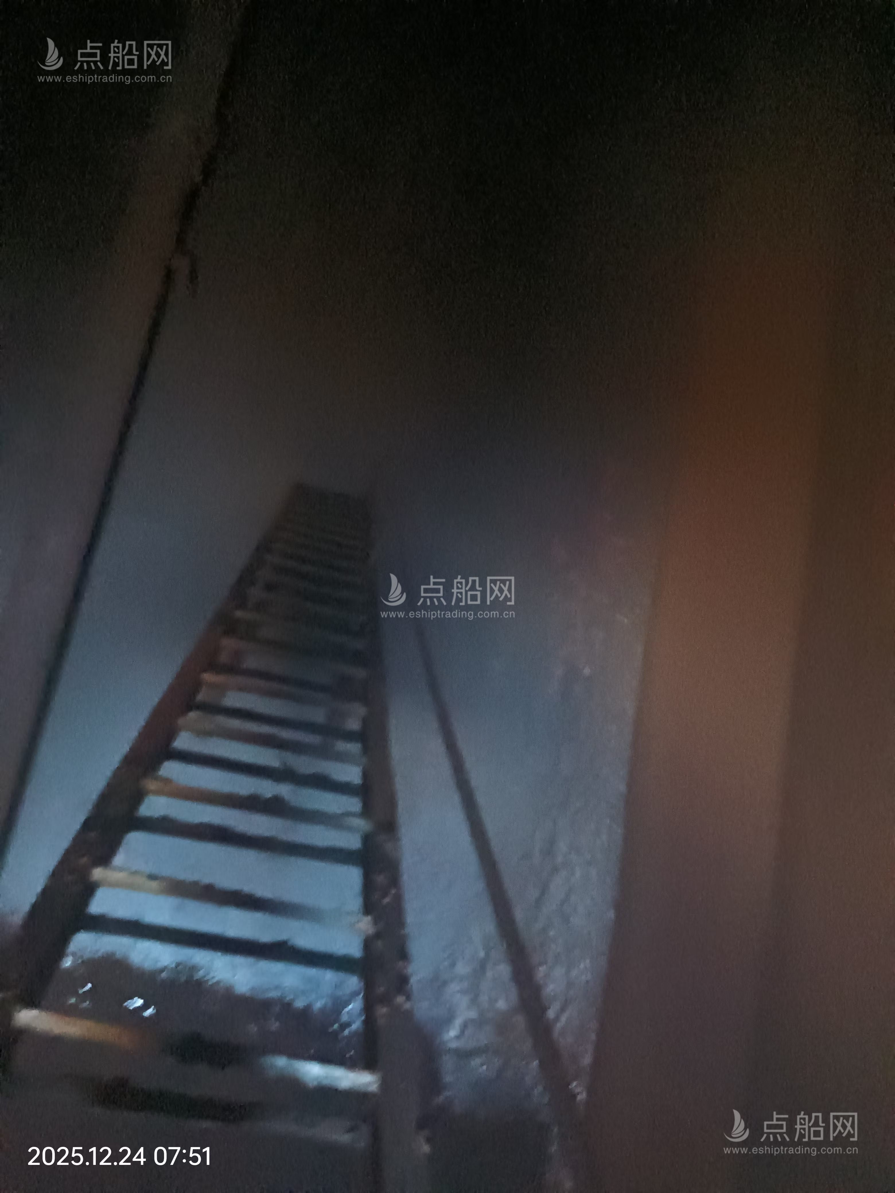 出售4600吨成品油船