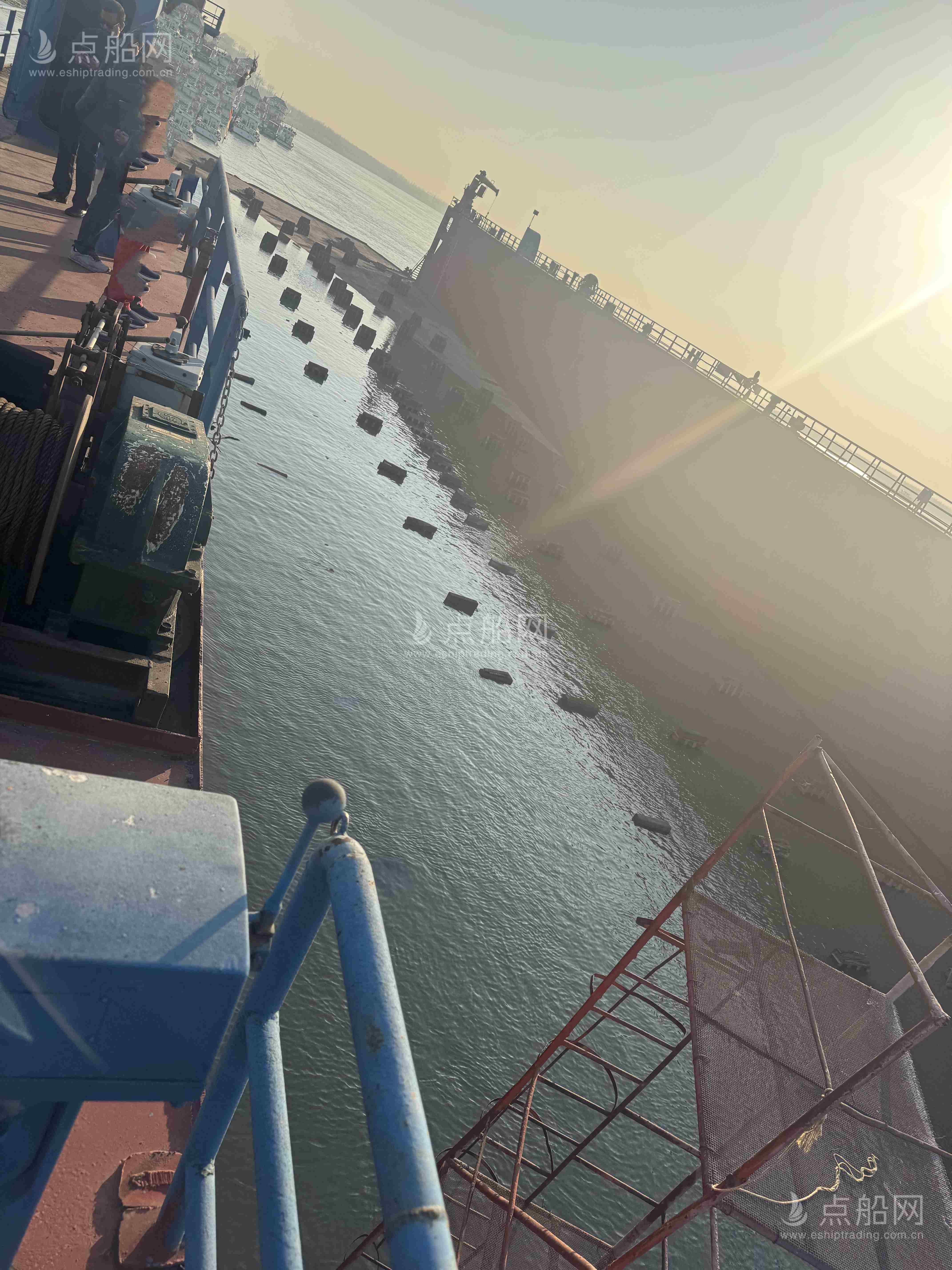 出售2600吨浮船坞