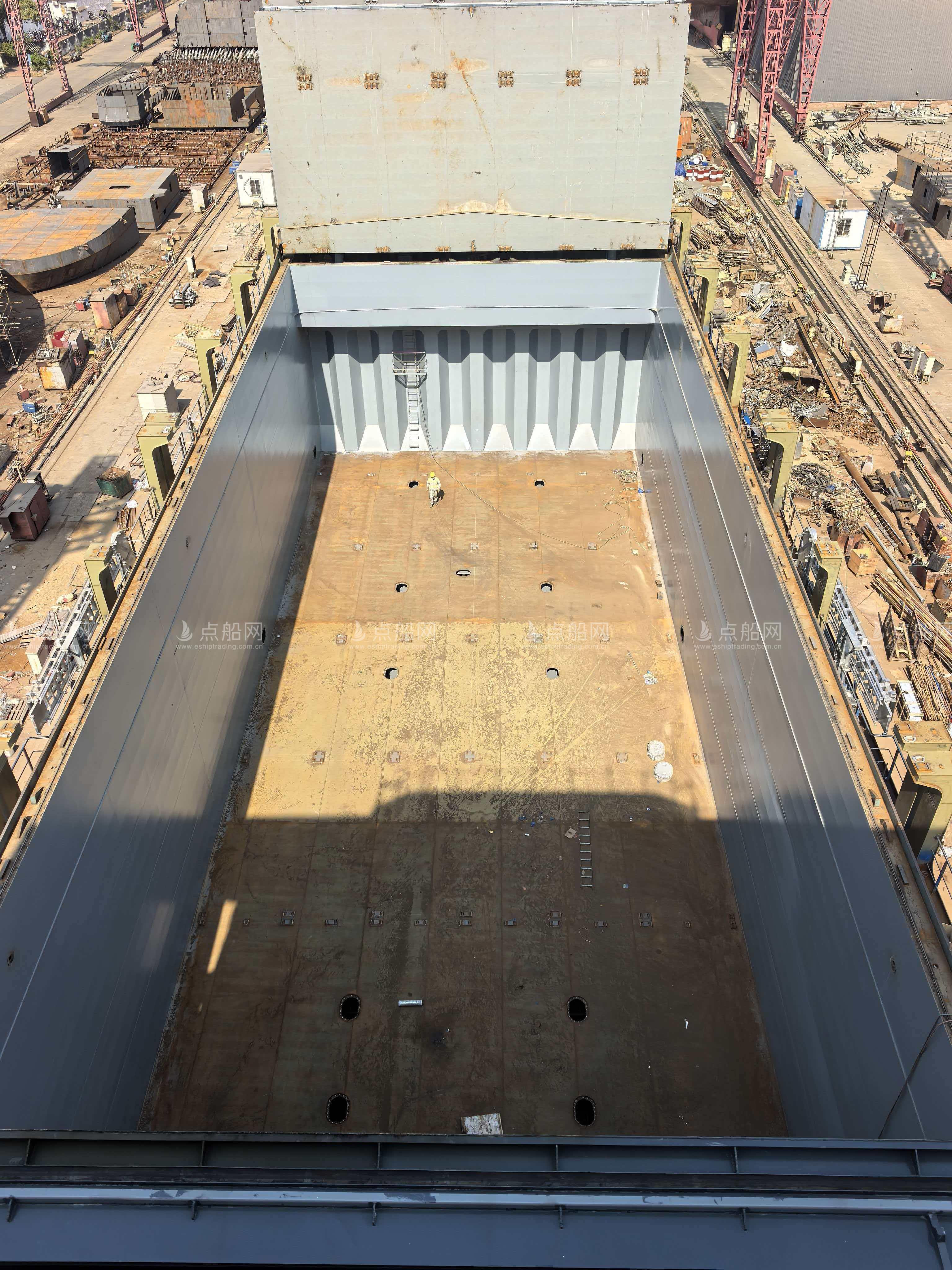 出售553箱集装箱船